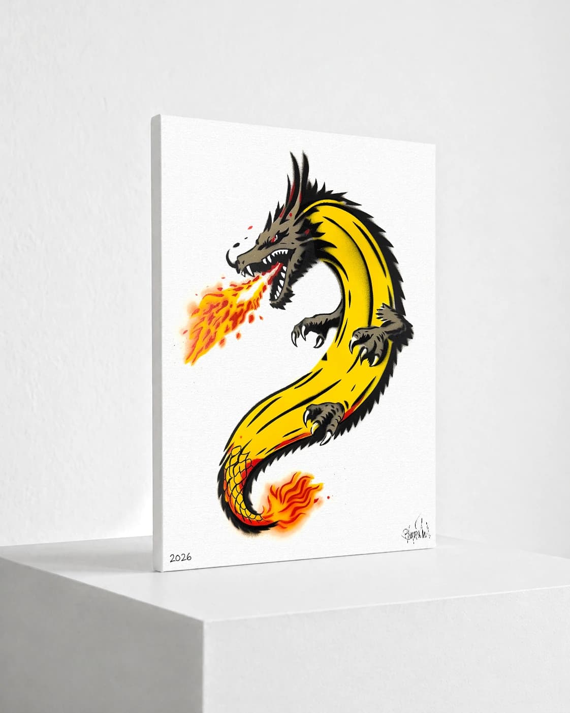 Ein gelb-schwarzer Drache speit orange-rotes Feuer auf weißem Hintergrund.