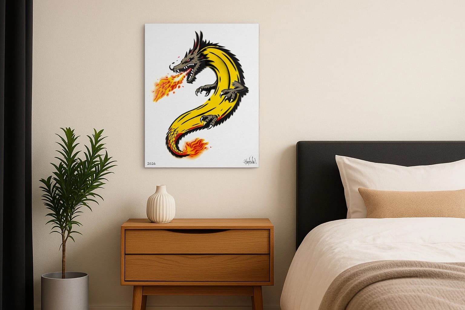 Ein gelb-schwarzer Drache speit orange-rotes Feuer auf weißem Hintergrund, als Kunstwerk an der Wand eines Schlafzimmers.