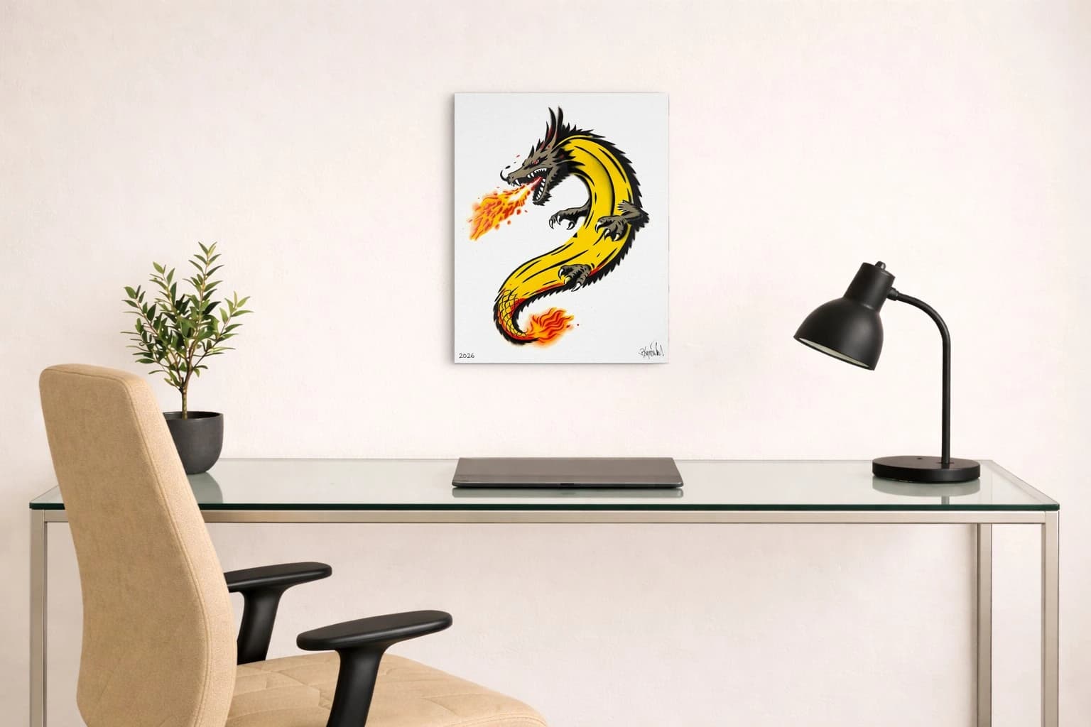 Ein gelb-schwarzer Drache speit orange-rotes Feuer auf weißem Hintergrund, als Kunstwerk an der Wand eines Arbeitszimmers.