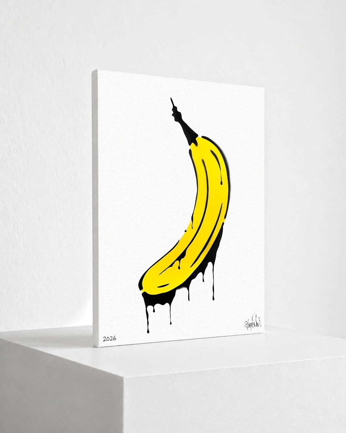 Gelbe Banane mit schwarzer Kontur und schwarzen Tropfen auf weißem Hintergrund, unten links 2026.