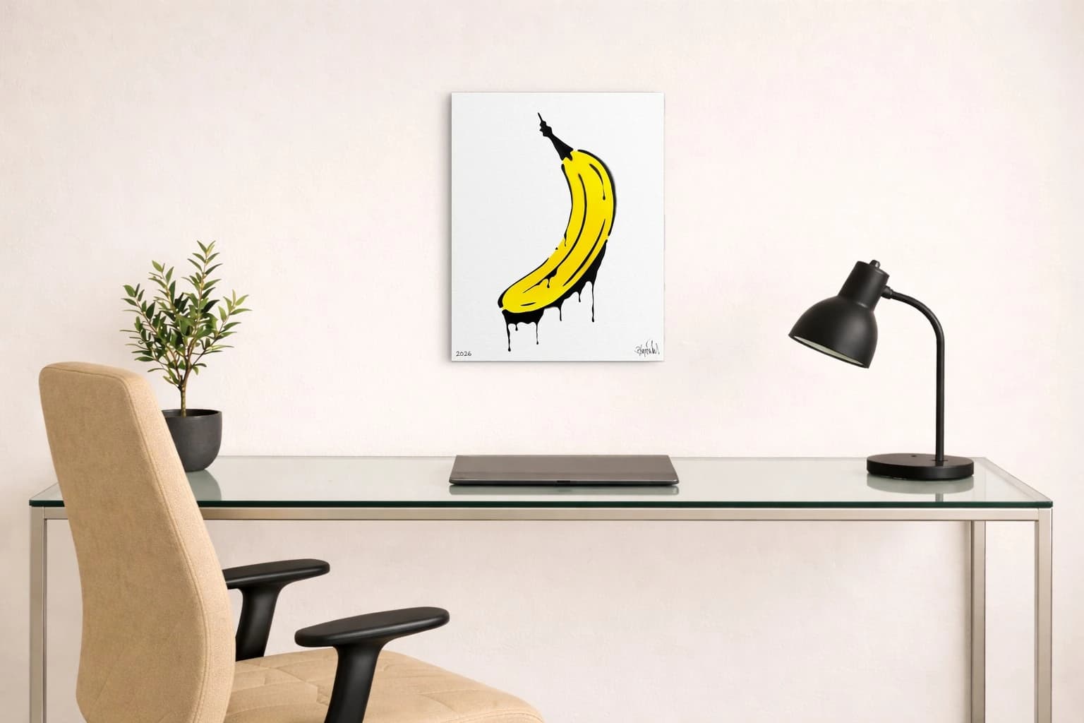 Gelbe Banane mit schwarzer Kontur und schwarzen Tropfen auf weißem Grund, als Kunstwerk an der Wand eines Büros.