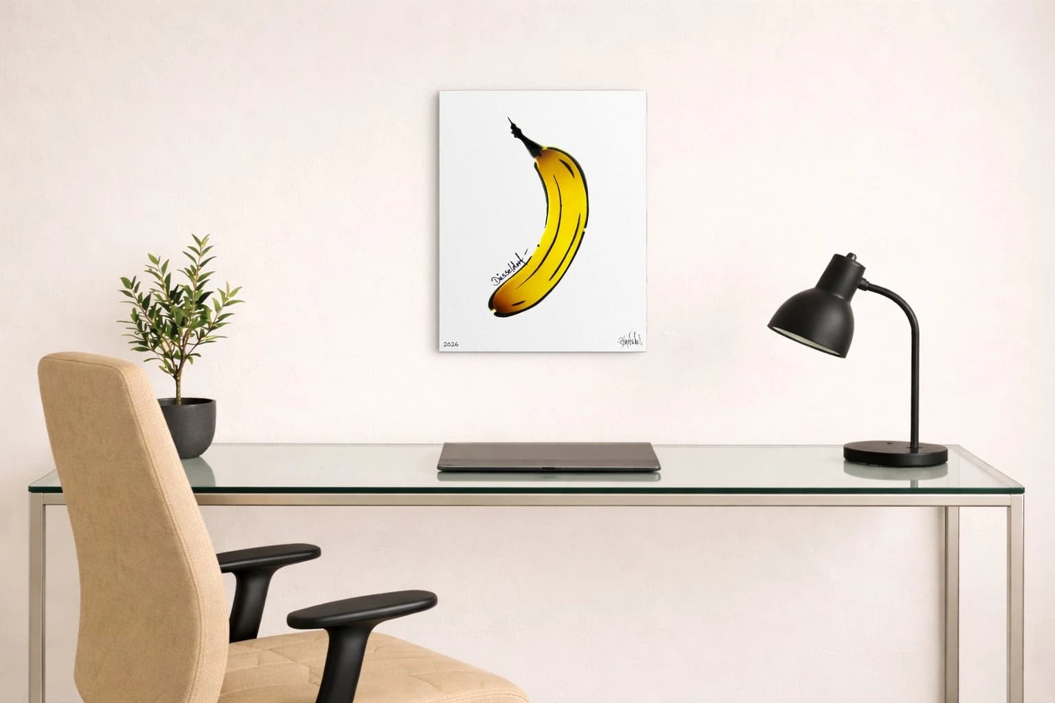 Gelbe Banane mit schwarzer Kontur auf weißem Grund und Signatur unten links, als Kunstwerk an der Wand eines Büros.