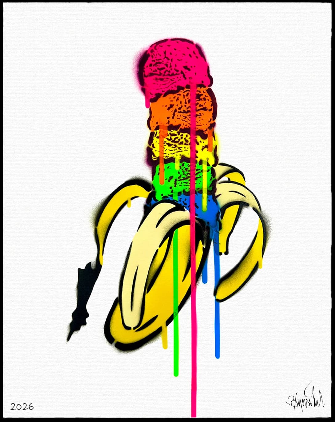 Bunte geschnittene Banane mit pinker Kugel, farbigen Tropfen und weißem Hintergrund.