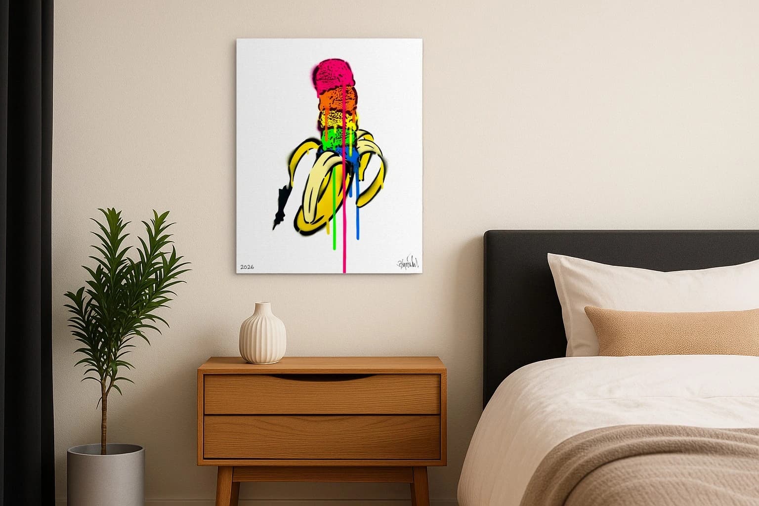 Bunte geschnittene Banane mit pinker Kugel, farbigen Tropfen und weißem Hintergrund, als Kunstwerk an der Wand eines Schlafzimmers.