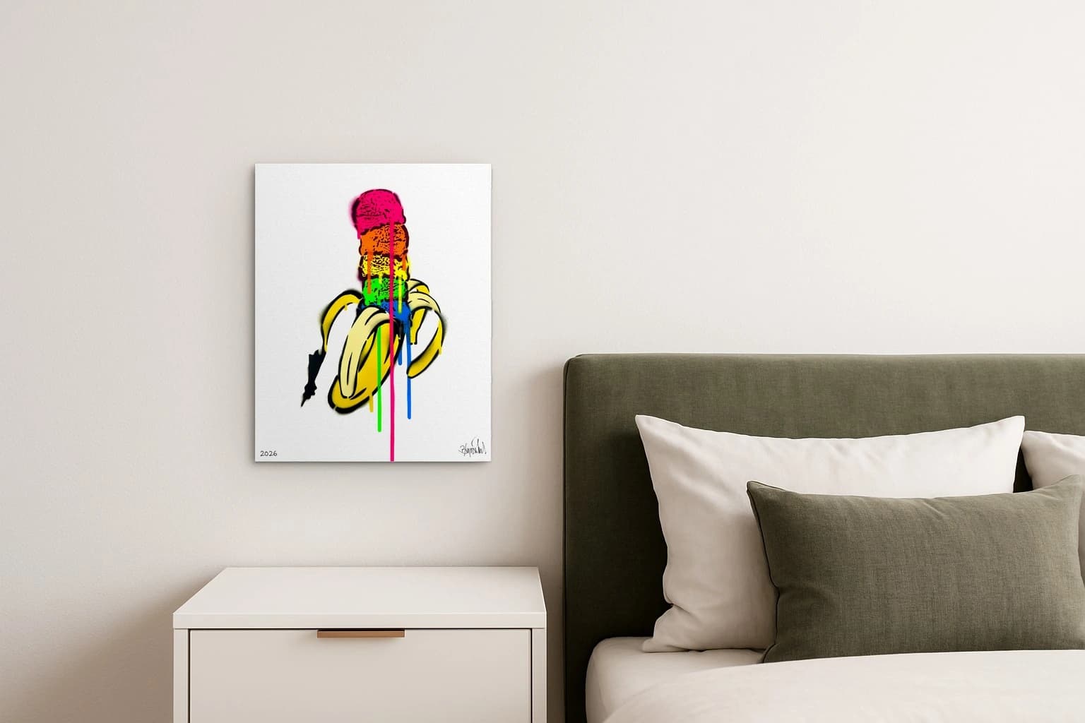 Bunte geschnittene Banane mit pinker Kugel und Tropfen auf Weiß, als Kunstwerk an der Wand eines Schlafzimmers.