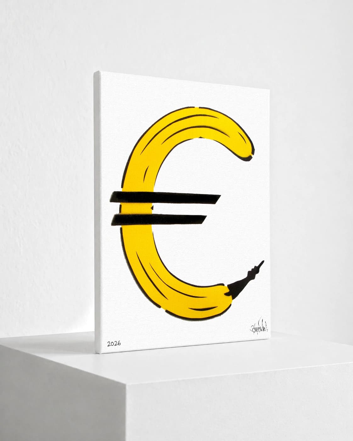 Gelbe Banane als C-förmiges Zeichen mit zwei schwarzen Balken auf weißem Hintergrund, unten Signatur 2026.