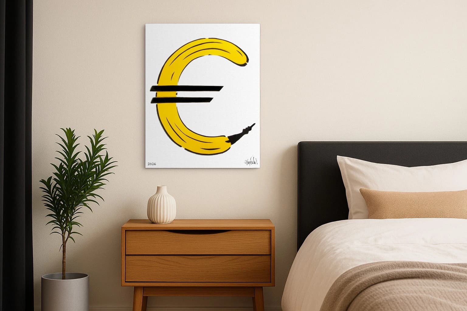 Gelbe Banane als C-förmiges Zeichen mit zwei schwarzen Balken und Signatur unten, als Kunstwerk an der Wand eines Schlafzimmers.