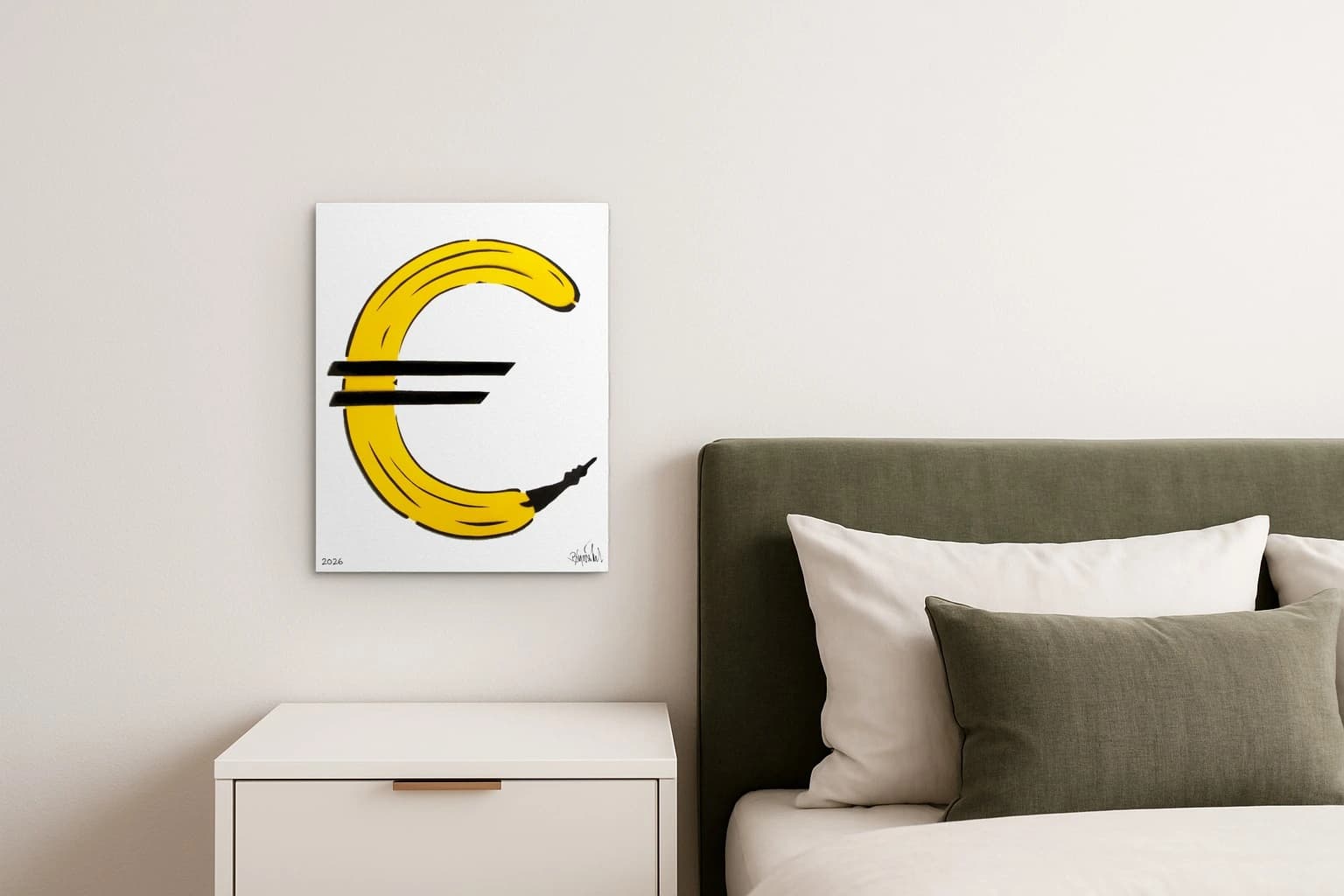 Gelbe Banane als C-förmiges Zeichen mit zwei schwarzen Balken und Signatur 2026, als Kunstwerk an der Wand eines hellen Schlafzimmers.