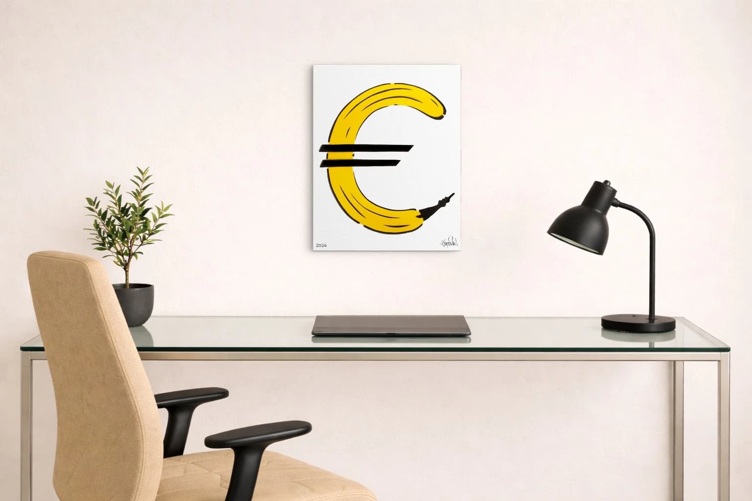 Gelbe Banane als C-förmiges Zeichen mit zwei schwarzen Balken auf Weiß, als Kunstwerk an der Wand eines hellen Arbeitsraums.