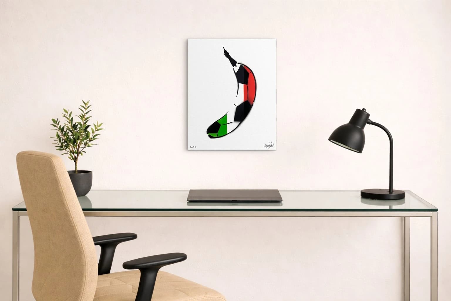 Abstrakte schwarze Form mit rotem und grünem Bereich auf weißem Hintergrund, als Kunstwerk an der Wand eines hellen Büros.