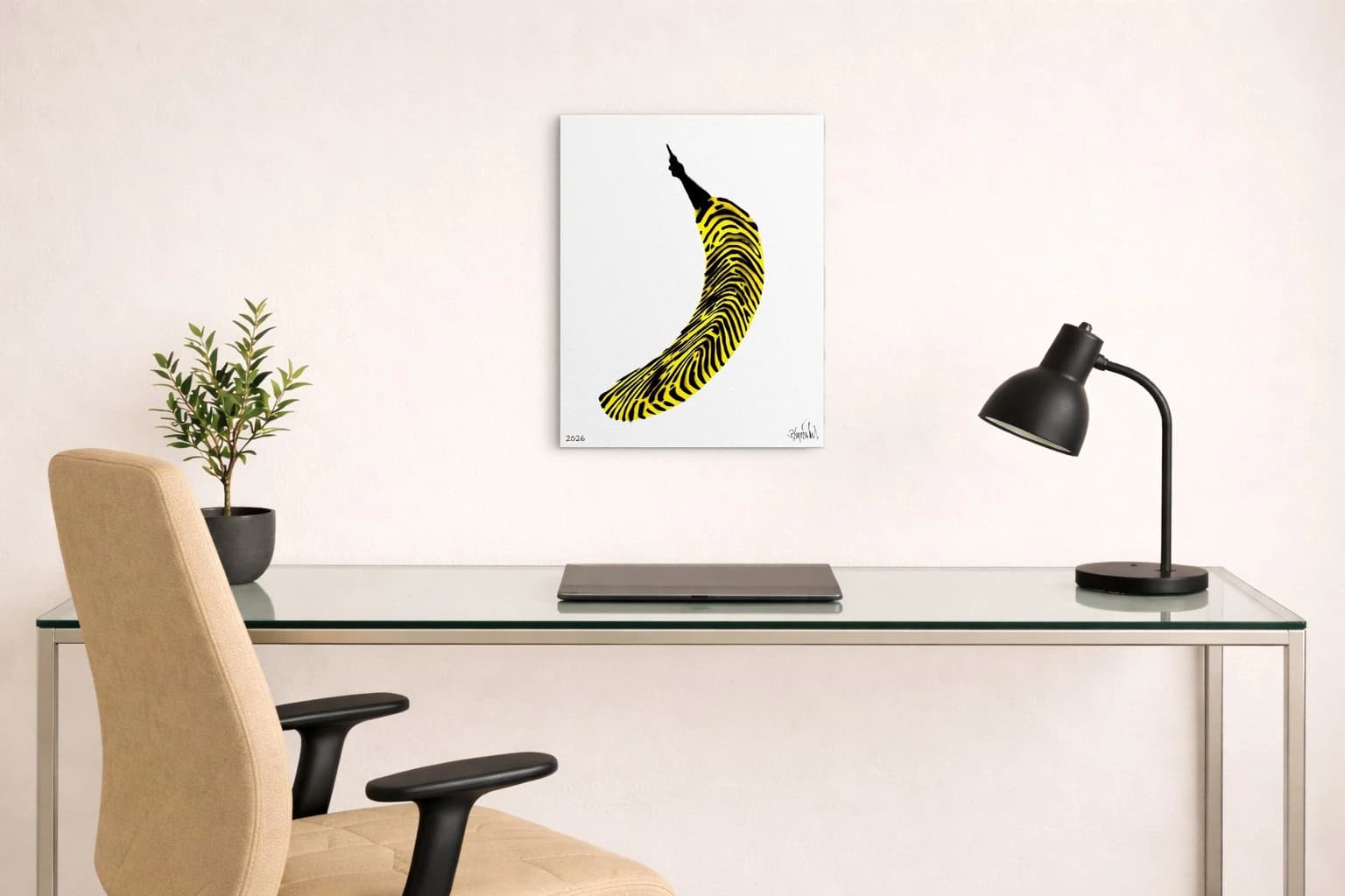 Gelbe Banane mit schwarzen Streifen auf weißem Hintergrund, unten links 2026 und unten rechts eine Signatur, als Kunstwerk an der Wand eines Arbeitszimmers.