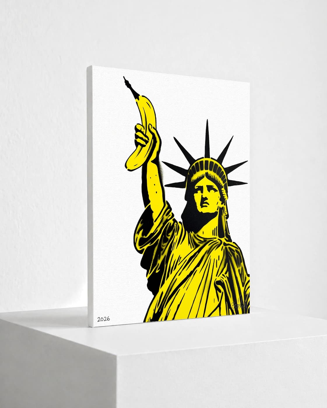 Die Freiheitsstatue hält statt einer Fackel eine gelbe Banane hoch, vor weißem Hintergrund.