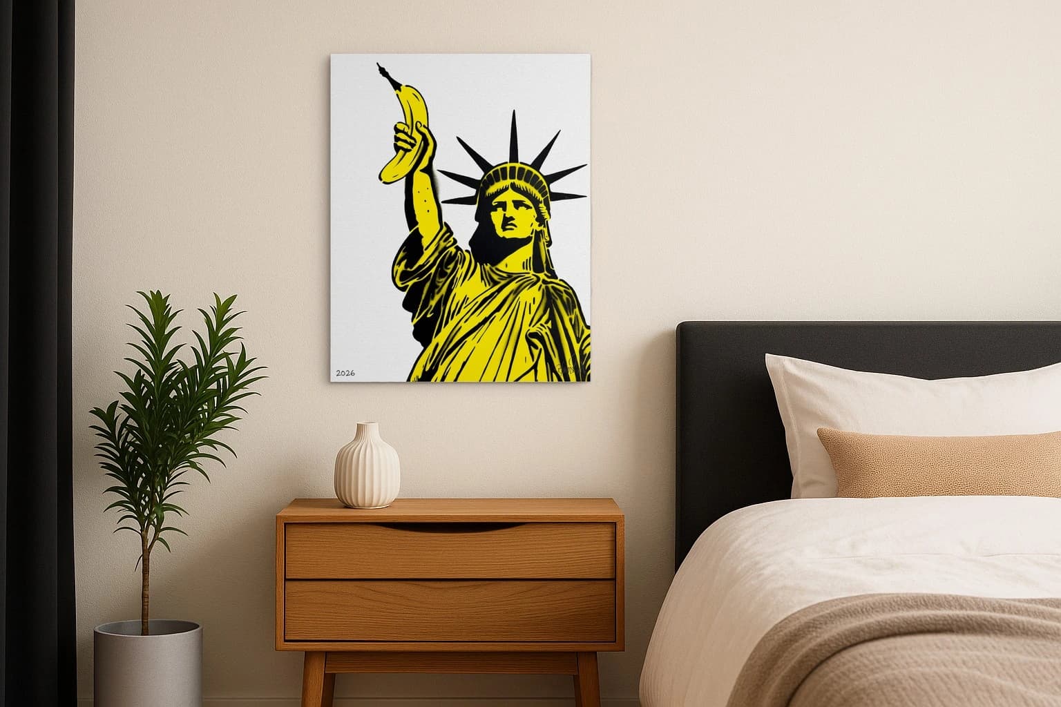 Die Freiheitsstatue hält eine gelbe Banane hoch, als Kunstwerk an der Wand eines Schlafzimmers.