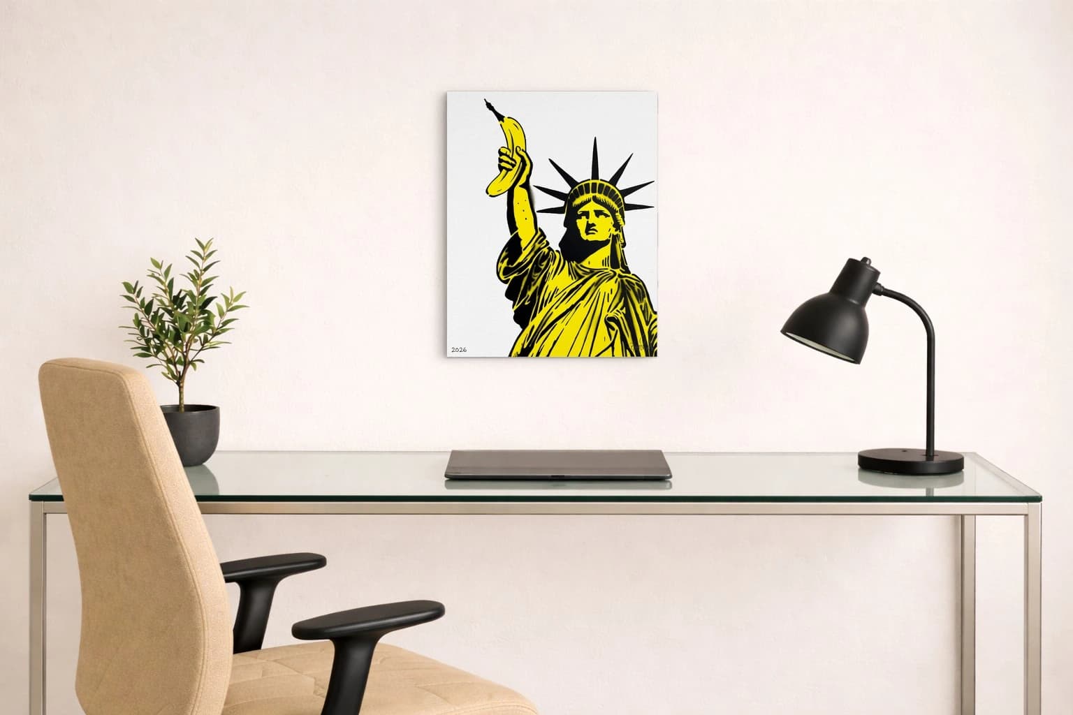 Die Freiheitsstatue hält eine gelbe Banane vor weißem Hintergrund, als Kunstwerk an der Wand eines Arbeitszimmers.