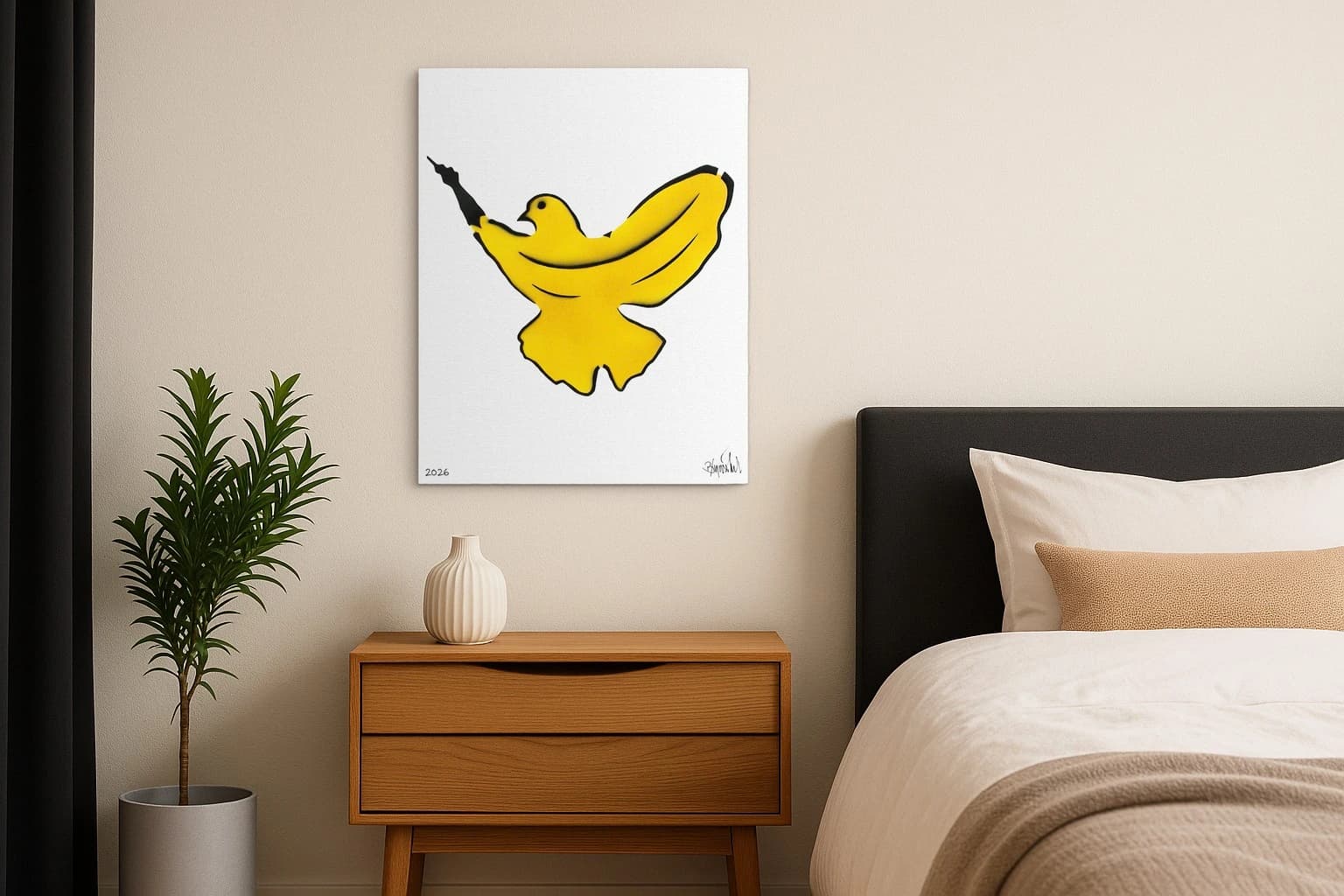 Gelbe Vogel-Silhouette mit erhobenen Flügeln auf weißem Hintergrund, als Kunstwerk an der Wand eines Schlafzimmers.