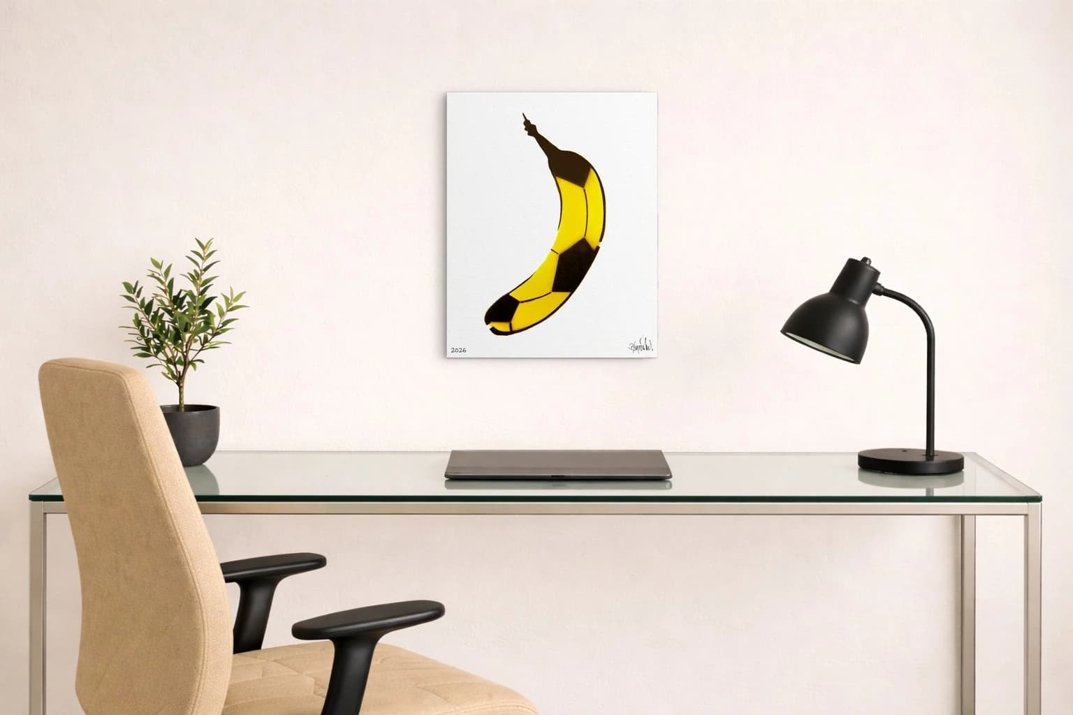 Gelbe Banane mit schwarzen Flächen auf Weiß, unten links 2026 und unten rechts Signatur, als Kunstwerk an der Wand eines Arbeitszimmers.