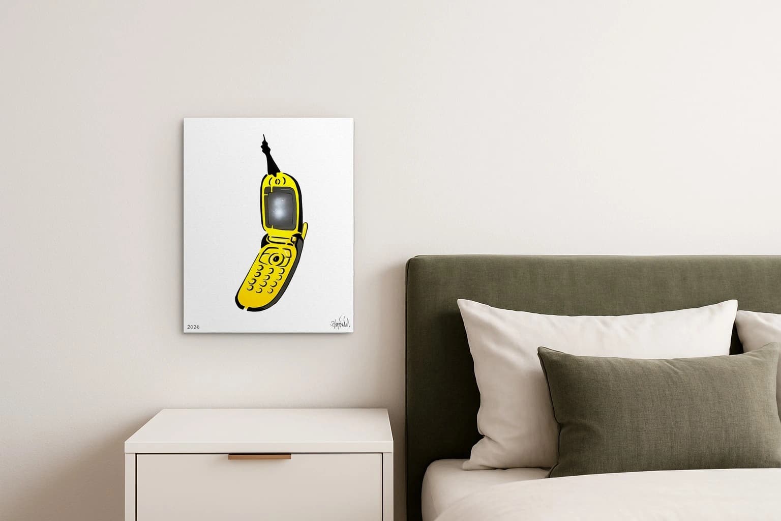 Gelbes Klapphandy mit schwarzer Antenne auf weißem Grund und 2026 unten links, als Kunstwerk an der Wand eines Schlafzimmers.