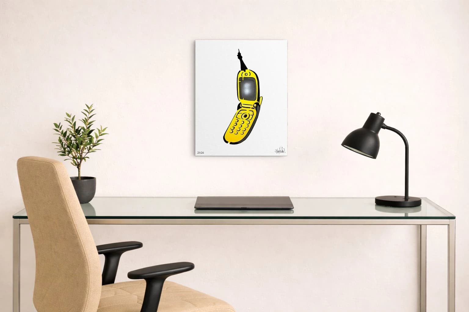 Gelbes Klapphandy mit schwarzer Antenne auf weißem Hintergrund, unten links 2026, als Kunstwerk an der Wand eines Raums.