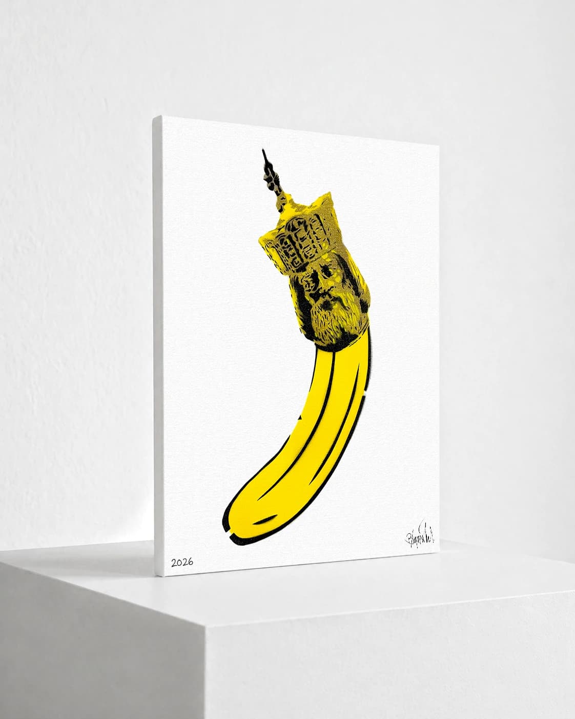 Gelbe Banane mit schwarzem Turm auf weißem Hintergrund und Signatur unten rechts.