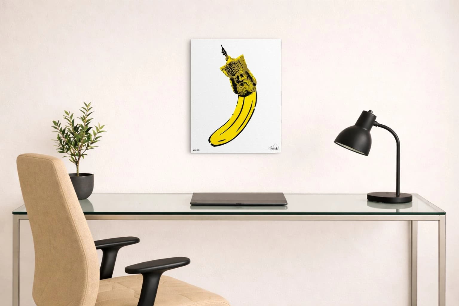 Gelbe Banane mit schwarzem Turm auf weißem Grund und Signatur unten rechts, als Kunstwerk an der Wand eines hellen Büros.