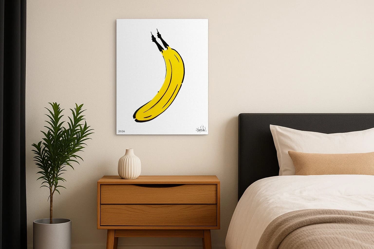 Gelbe Banane mit schwarzer Kontur und 2026 unten links, als Kunstwerk an der Wand eines Schlafzimmers.