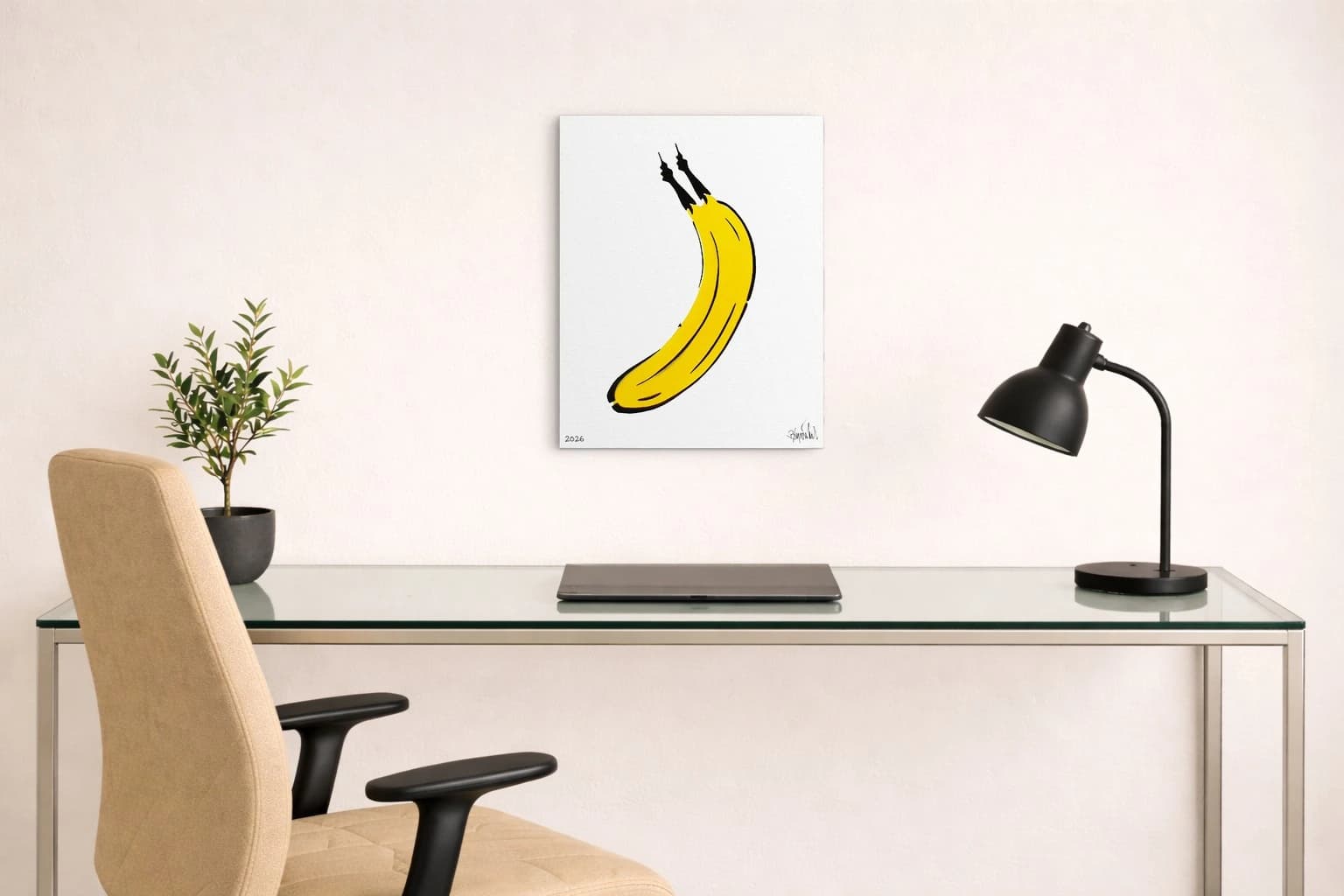 Gelbe Banane mit schwarzer Kontur auf Weiß, unten links 2026, als Kunstwerk an der Wand eines hellen Raums.