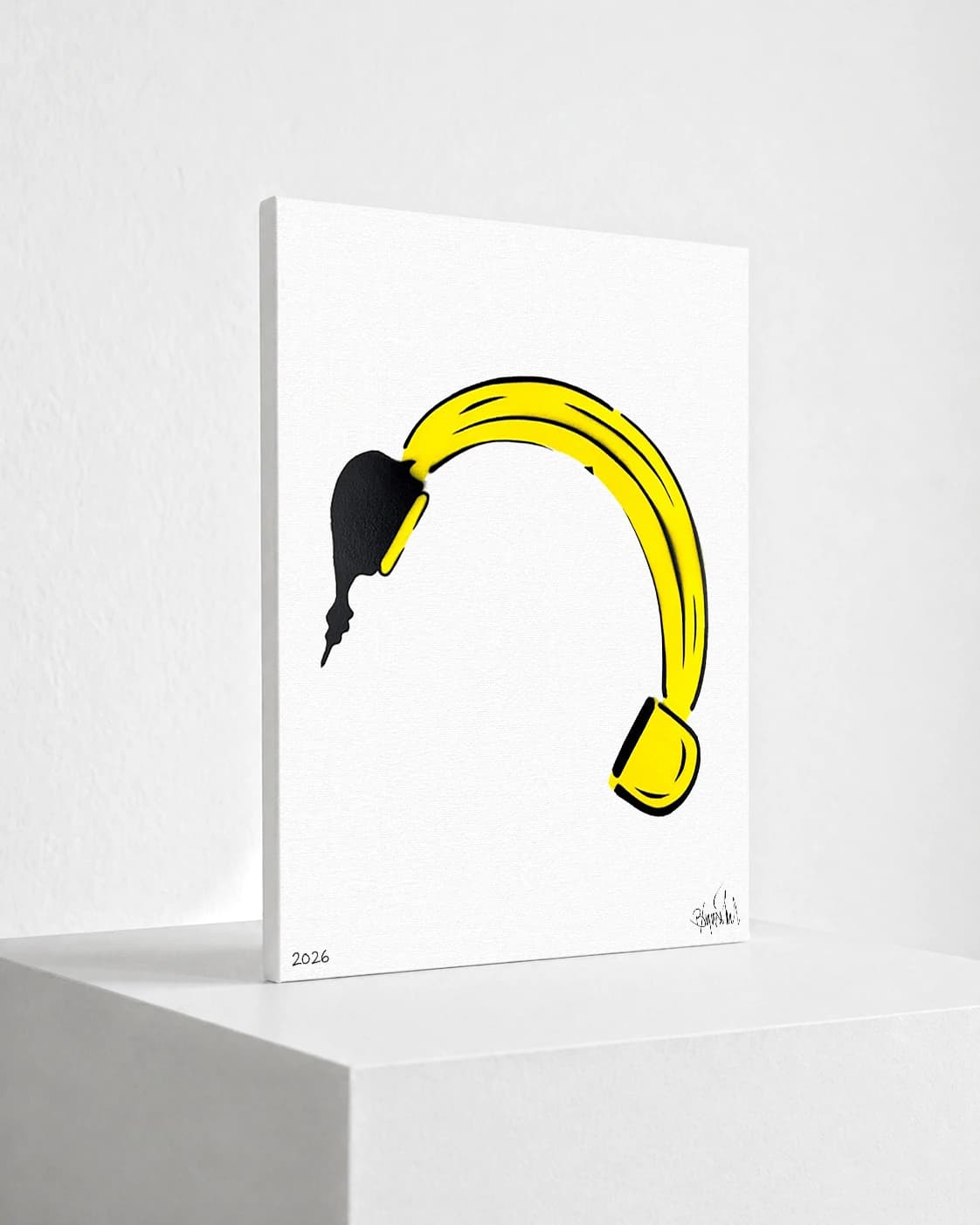 Gelber gebogener Bananenbogen mit schwarzem Kopf links und gelbem Ende rechts auf weißem Papier.
