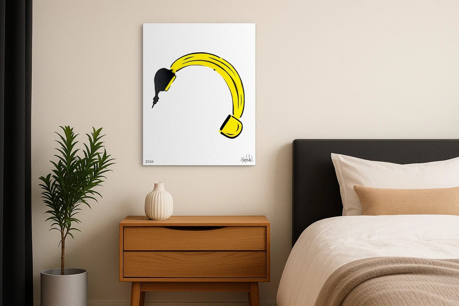 Gelber gebogener Bananenbogen mit schwarzem Kopf und gelbem Ende auf weißem Papier, als Kunstwerk an der Wand eines Schlafzimmers.