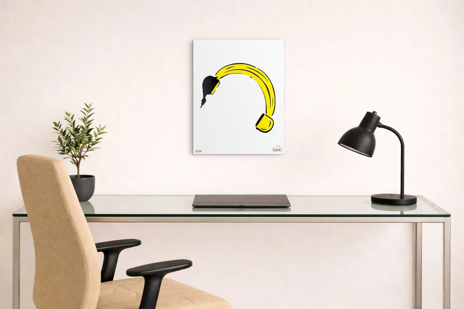 Gelber gebogener Bananenbogen mit schwarzem Kopf links und gelbem Ende rechts auf weißem Papier, als Kunstwerk an der Wand eines Raums.