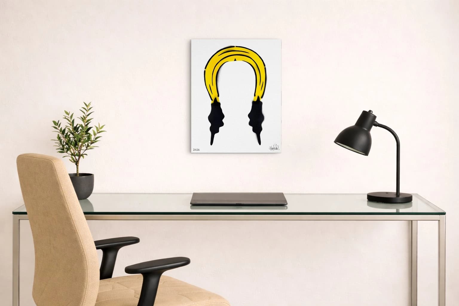 Ein gelbes Hufeisen mit schwarzen Enden und Konturen auf weißem Grund, als Kunstwerk an der Wand eines Arbeitszimmers.