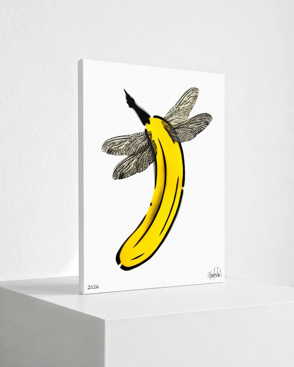 Gelbe Banane mit schwarzen Flügeln auf weißem Hintergrund, unten links 2026 und unten rechts Signatur.
