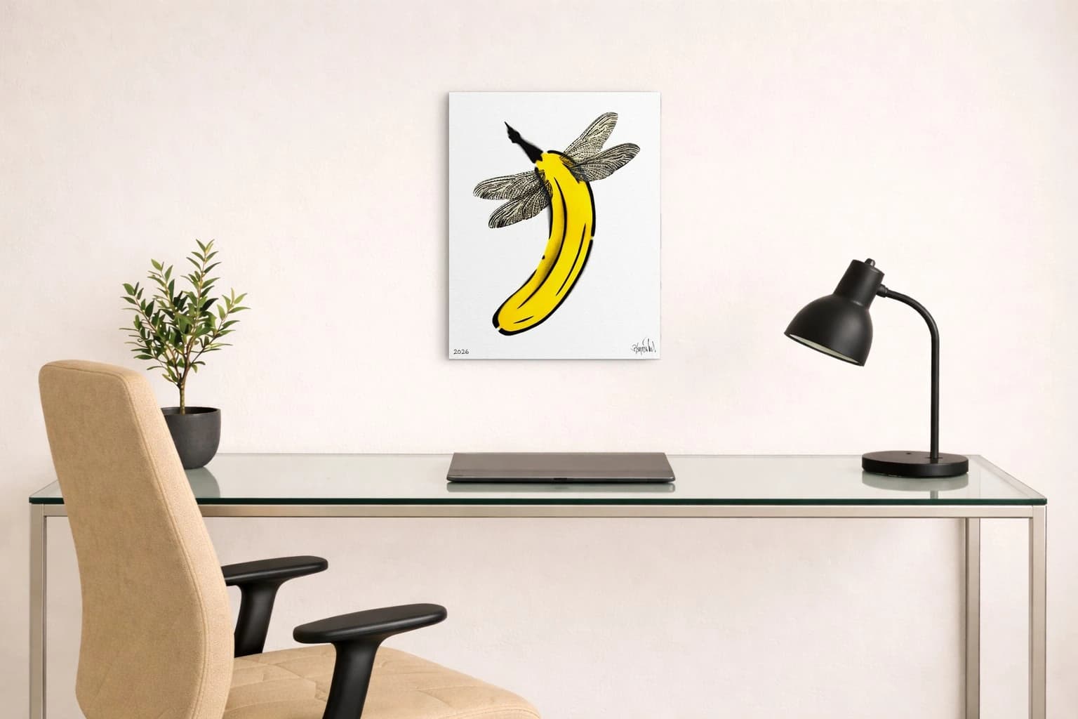 Gelbe Banane mit schwarzen Flügeln, unten links 2026 und unten rechts Signatur, als Kunstwerk an der Wand eines Schreibtischraums.
