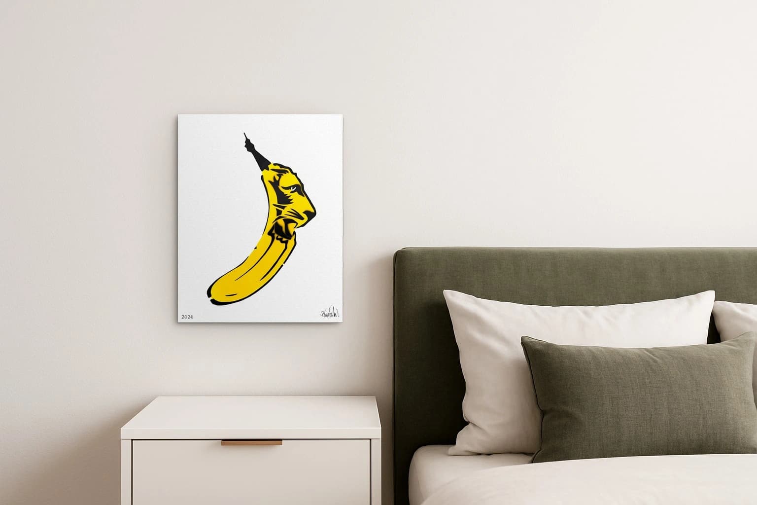 Gelbe Banane mit schwarzer Kontur auf weißem Hintergrund, unten links 2026 und unten rechts Signatur, als Kunstwerk an der Wand eines Schlafzimmers.