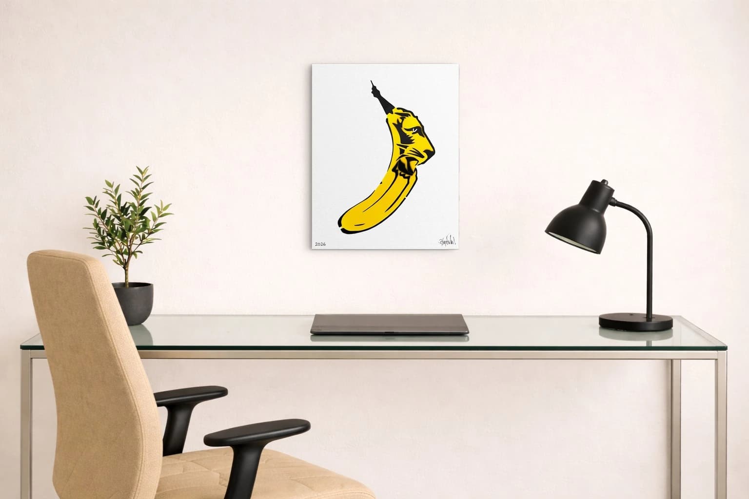 Gelbe Banane mit schwarzer Kontur auf weißem Hintergrund, unten links 2026 und unten rechts Signatur, als Kunstwerk an der Wand eines hellen Arbeitsraums.