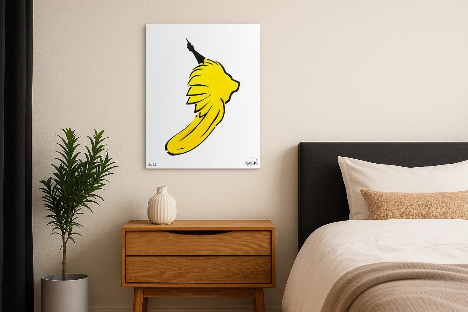 Gelbe Bananenform mit schwarzer Kontur und Stiel auf Weiß, als Kunstwerk an der Wand eines Schlafzimmers.