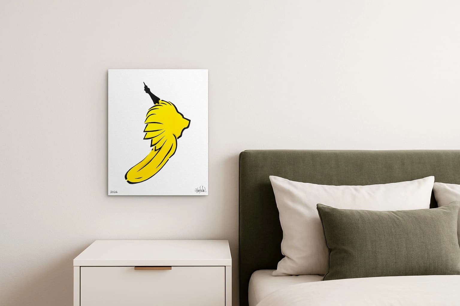 Gelbe Bananenform mit schwarzer Kontur auf Weiß, als Kunstwerk an der Wand eines Schlafzimmers.