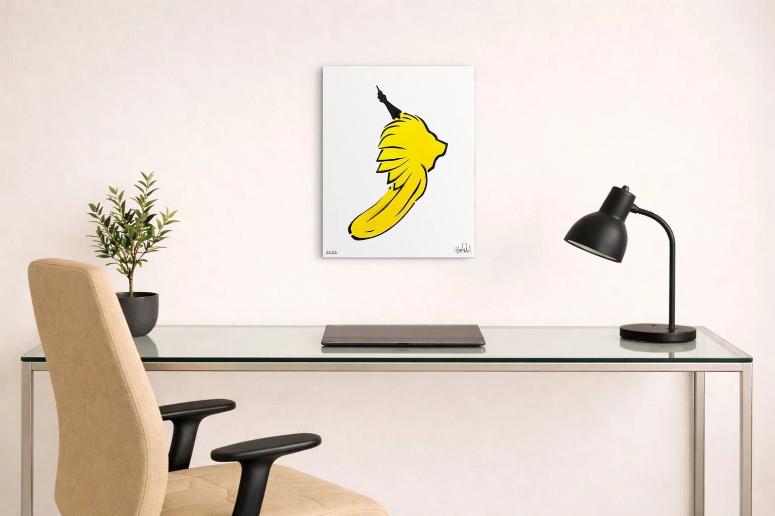 Gelbe Banane mit schwarzer Kontur und Stiel auf Weiß, als Kunstwerk an der Wand eines hellen Raums.