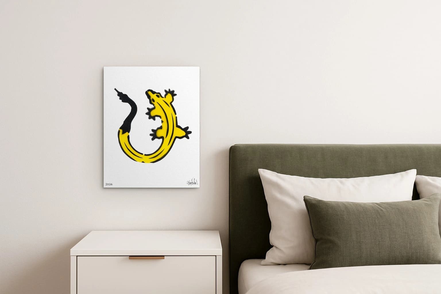 Gelb-schwarze, gebogene Figur auf Weiß mit 2026 und Signatur, als Kunstwerk an der Wand eines Schlafzimmers.
