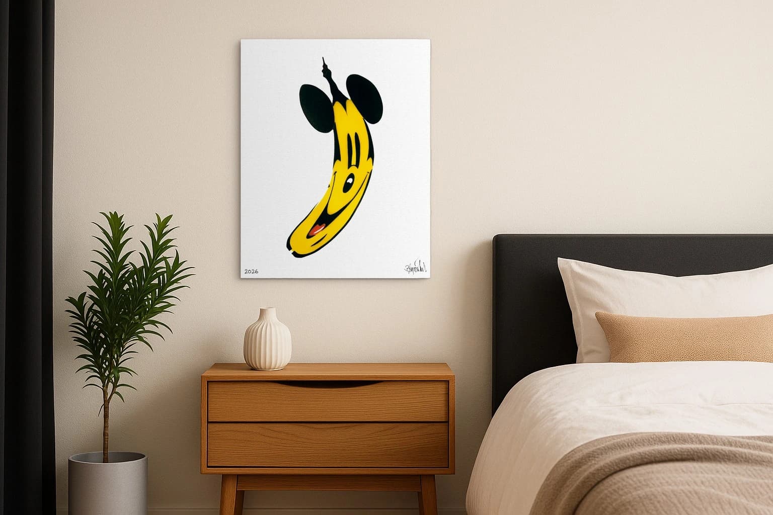 Gelb-schwarzer Mickey-Mouse-Kopf auf weißem Grund mit 2026 und Signatur, als Kunstwerk an der Wand eines Schlafzimmers.