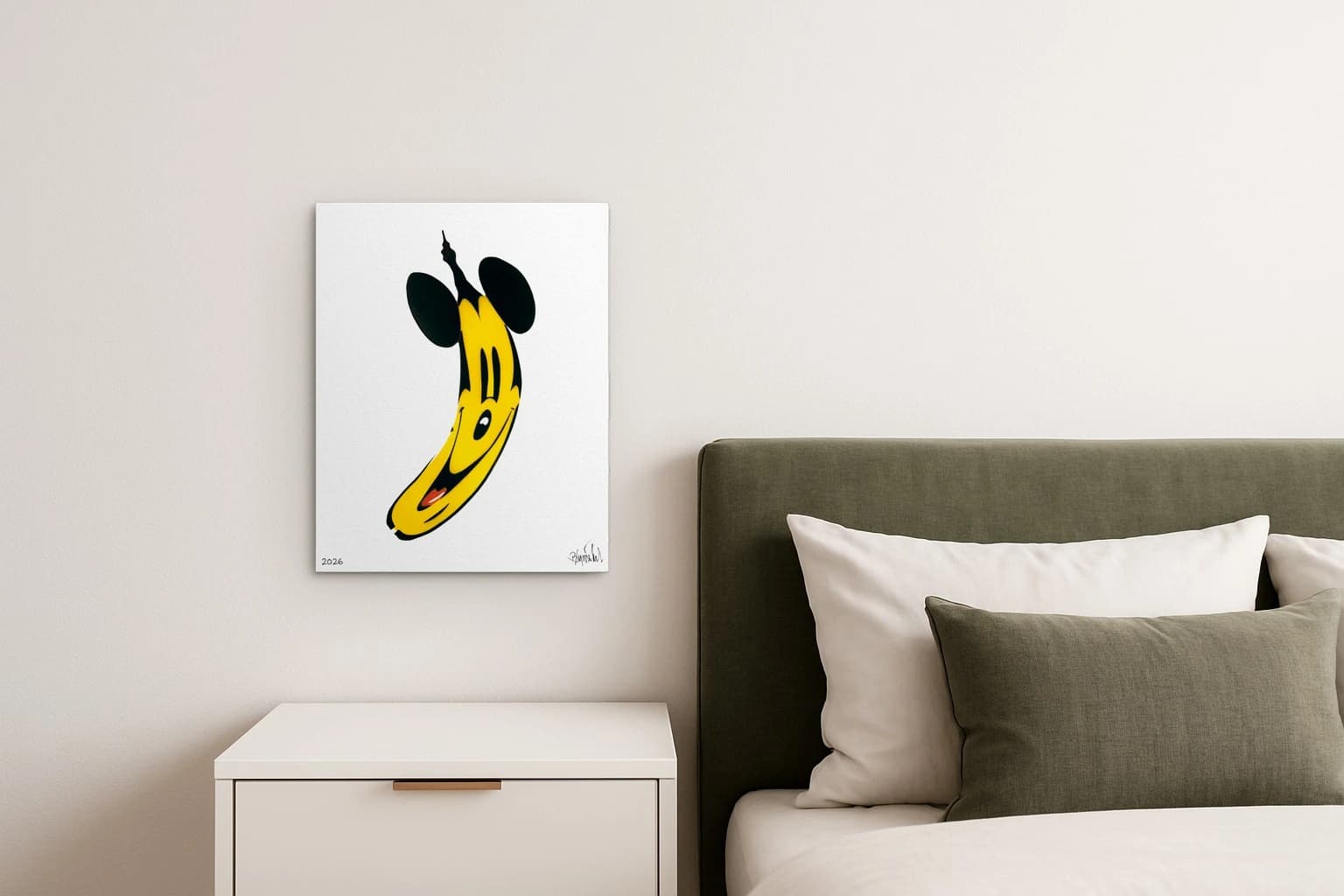Gelb-schwarzer Mickey-Mouse-Kopf auf weißem Hintergrund mit 2026 und Signatur, als Kunstwerk an der Wand eines hellen Schlafzimmers.