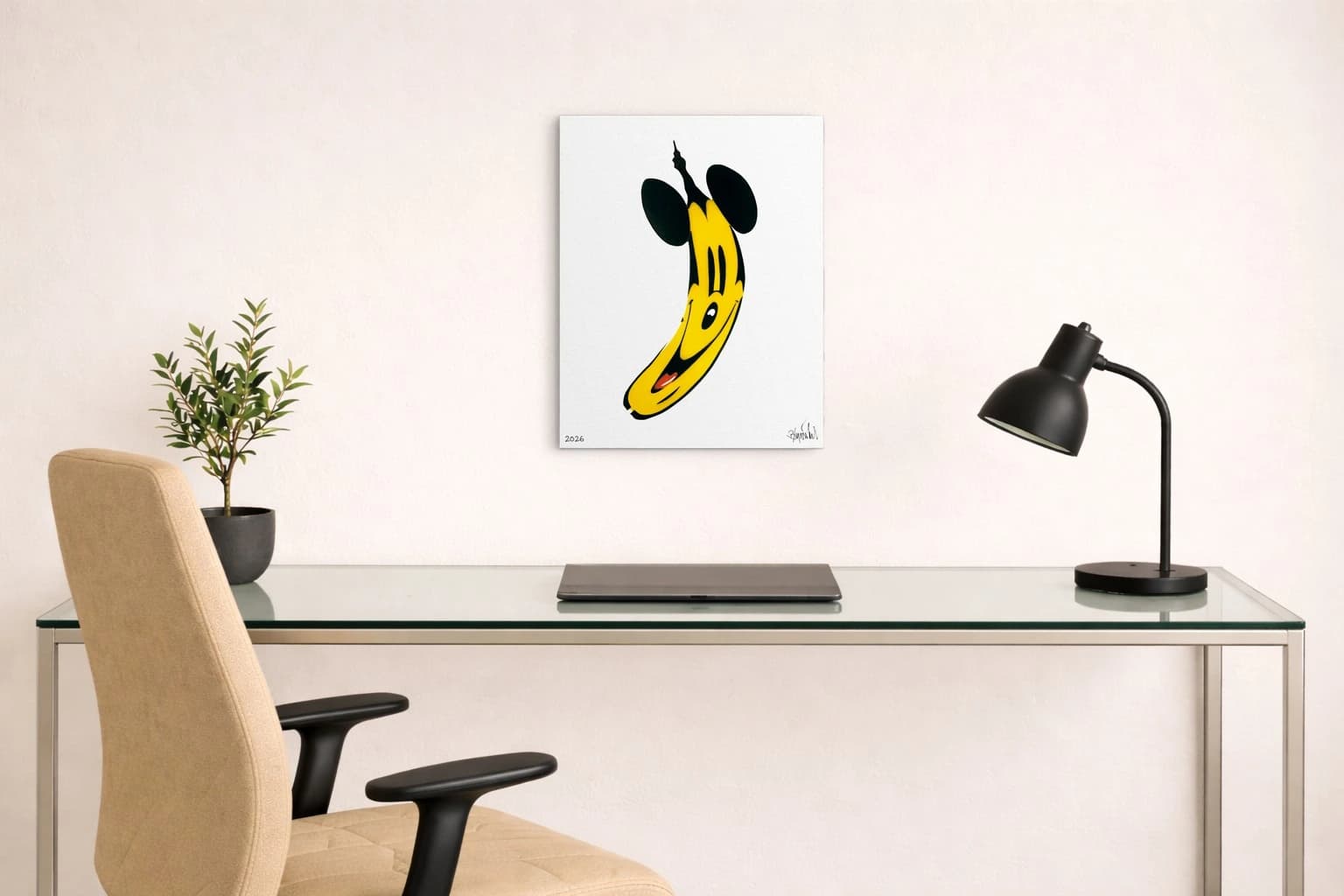 Gelb-schwarzer Mickey-Mouse-Kopf auf weißem Grund mit 2026 und Signatur, als Kunstwerk an der Wand eines hellen Arbeitszimmers.