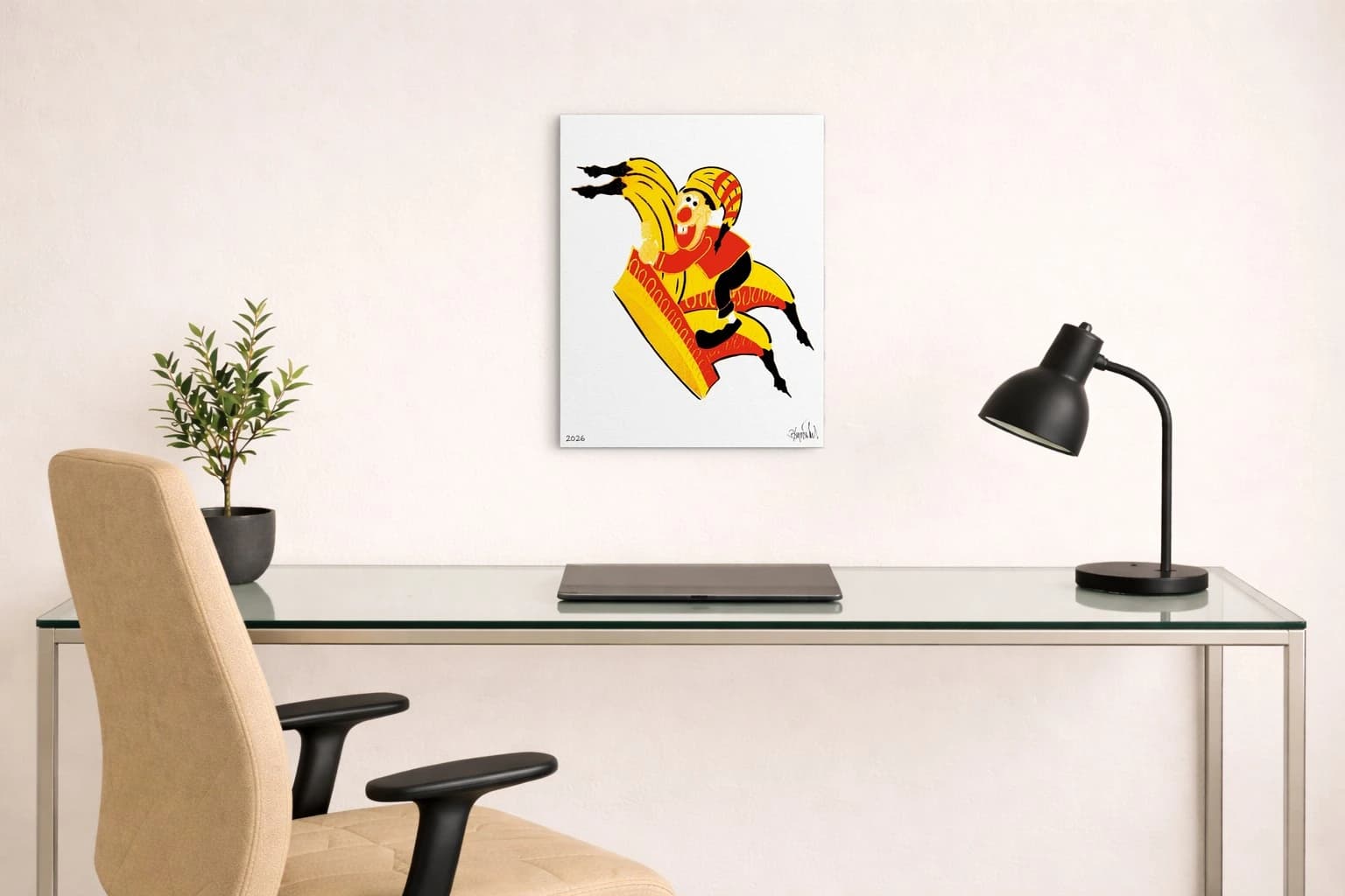 Bunte Figur mit gelbem Helm und roter Kleidung auf weißem Hintergrund, als Kunstwerk an der Wand eines Raumes.