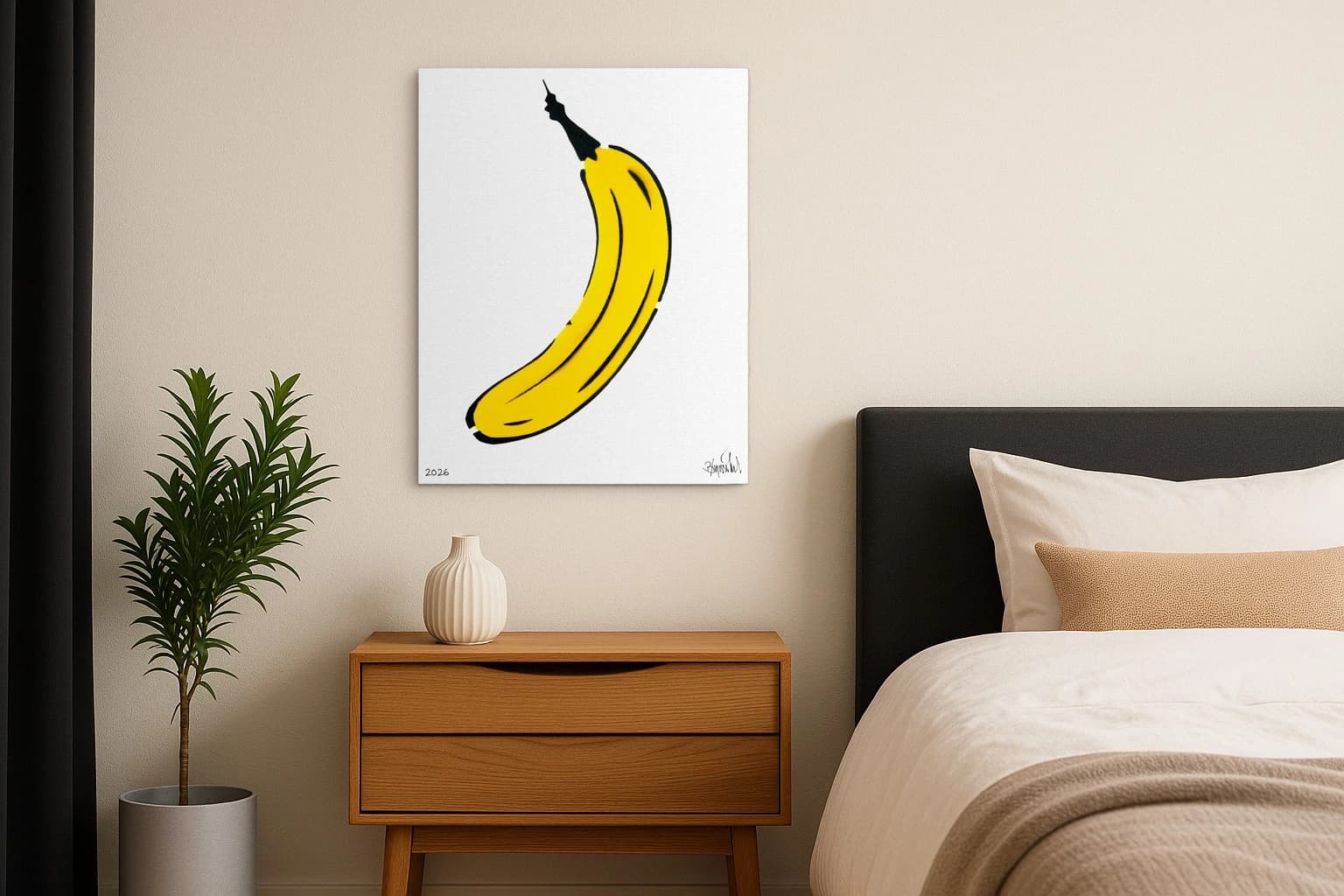 Gelbe Banane mit schwarzer Kontur auf weißem Hintergrund, als Kunstwerk an der Wand eines Schlafzimmers.