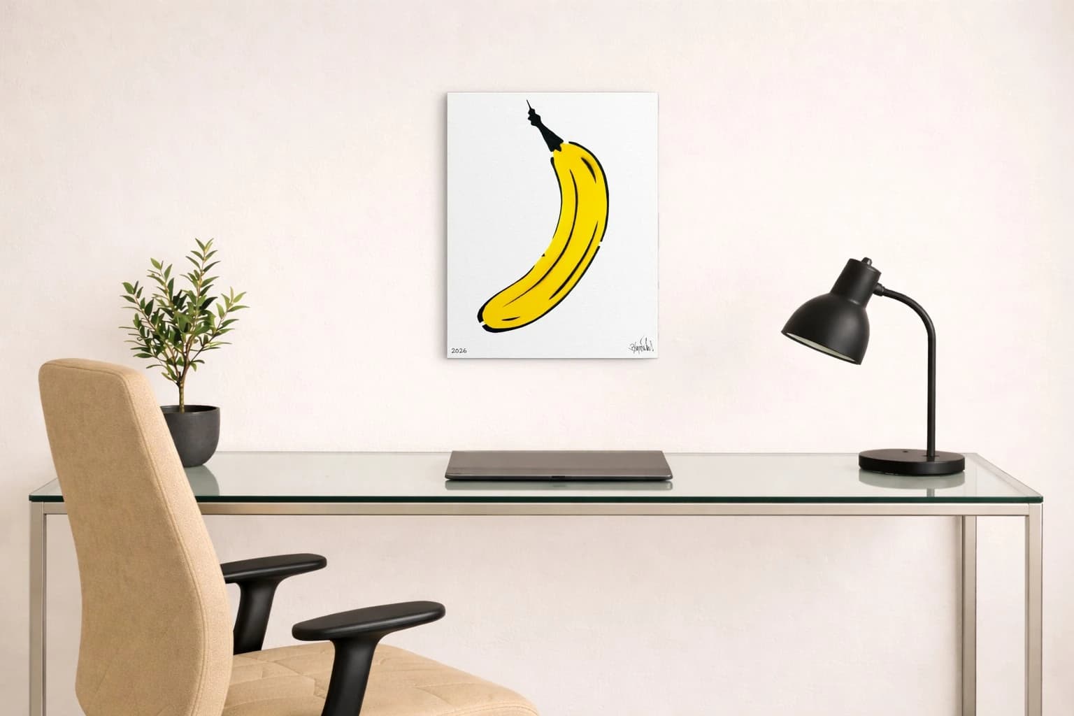 Gelbe Banane mit schwarzer Kontur auf weißem Grund, als Kunstwerk an der Wand eines Raums.