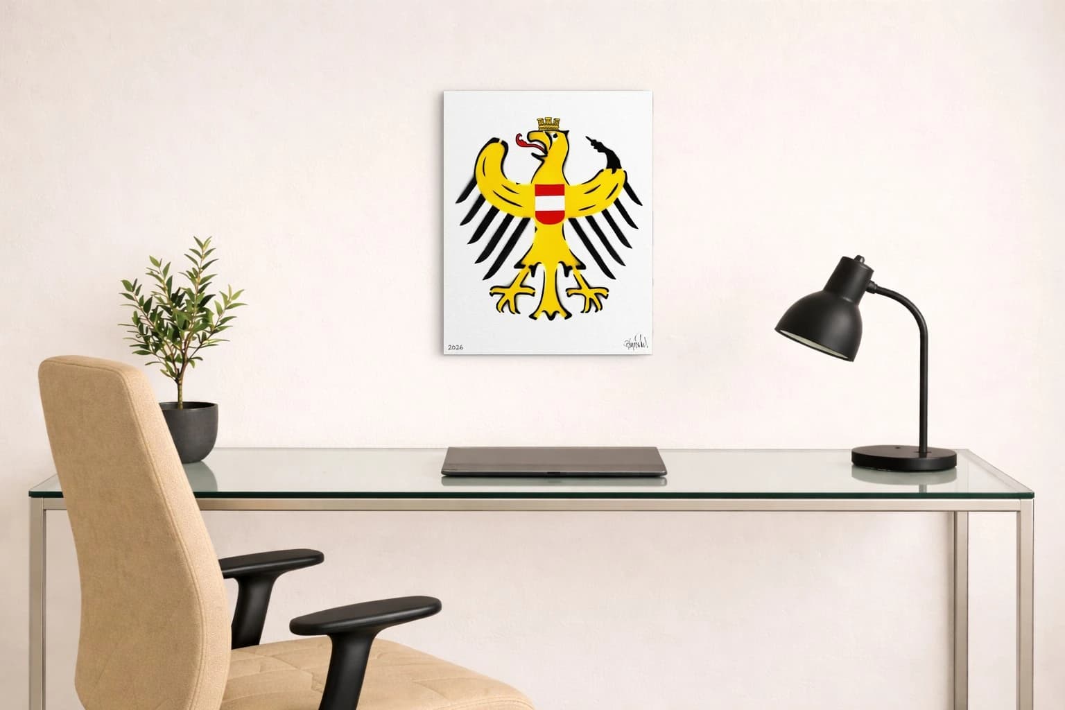 Gelber Adler mit roter Zunge, Krone und rot-weißem Schild auf weißem Hintergrund, als Kunstwerk an der Wand eines Raums.