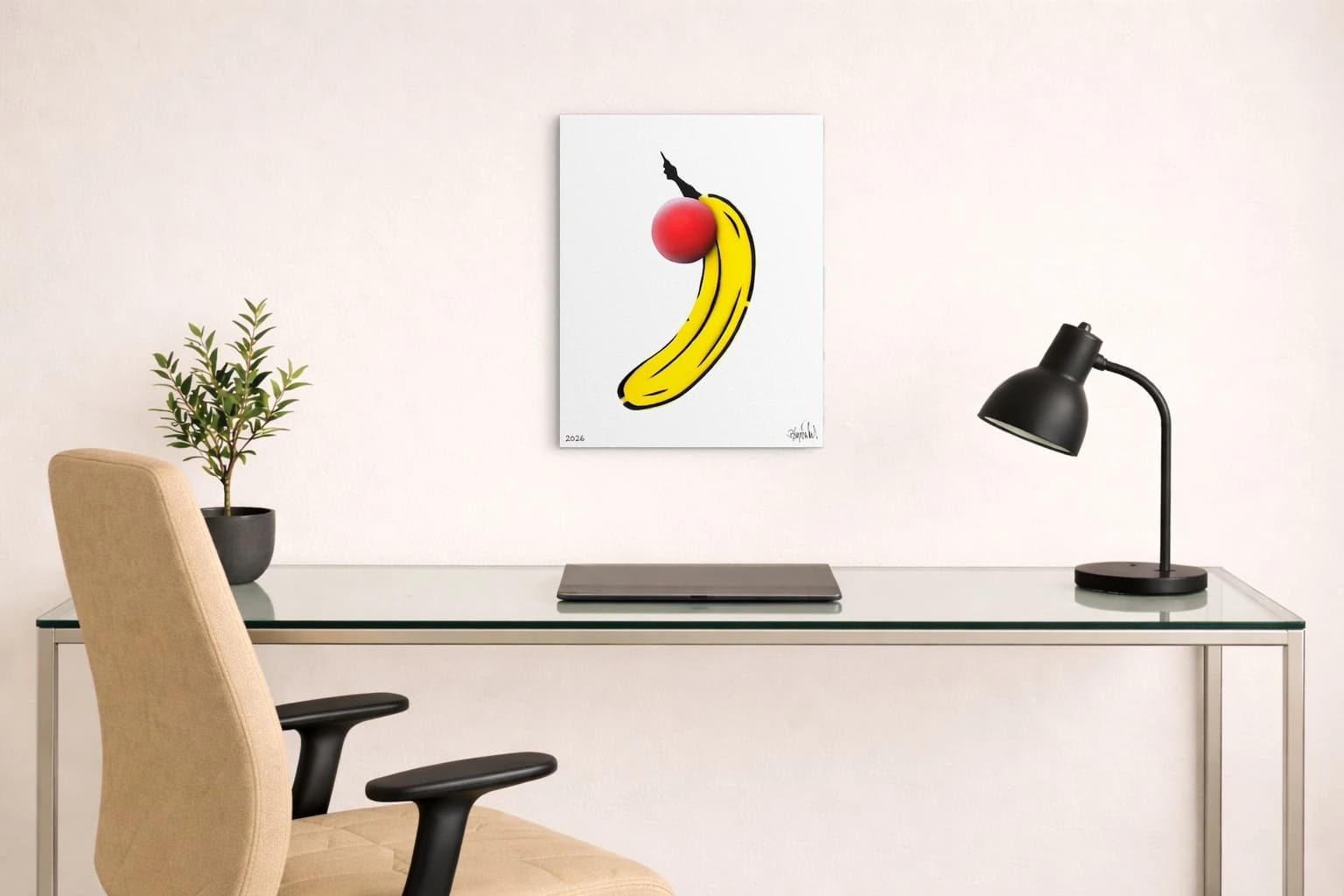 Gelbe Banane mit rotem Ball und schwarzem Stiel auf Weiß, als Kunstwerk an der Wand eines Arbeitszimmers.