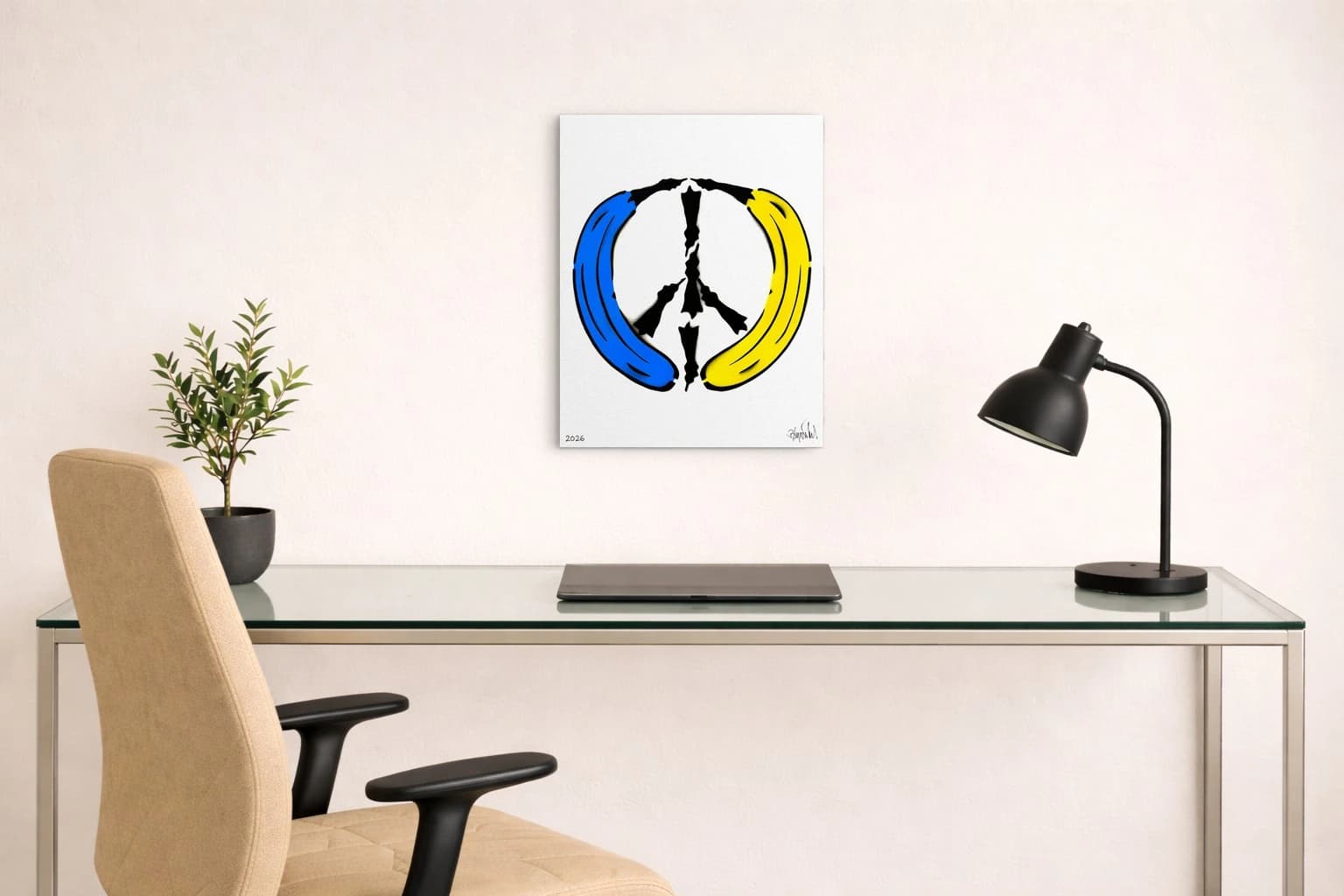 Blauer und gelber Kreis mit schwarzem Peace-Zeichen auf weißem Hintergrund, unten 2026 und Signatur, als Kunstwerk an der Wand eines hellen Raums.