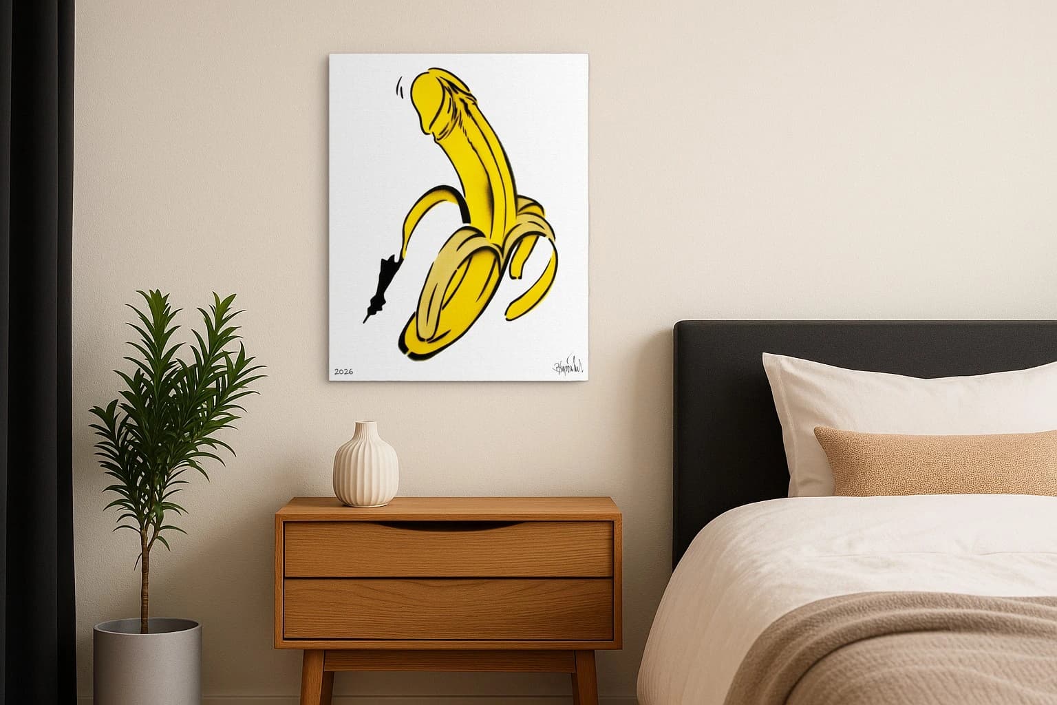 Gelbe geschälte Banane mit schwarzer Kontur, unten links 2026 und Signatur rechts unten, als Kunstwerk an der Wand eines Schlafzimmers.