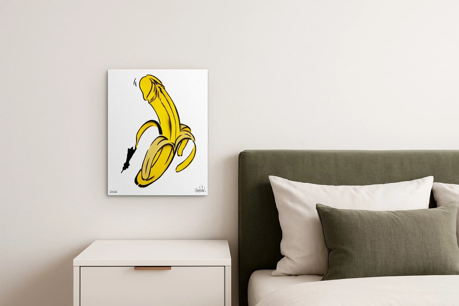 Gelbe geschälte Banane mit schwarzer Kontur und 2026, als Kunstwerk an der Wand eines Schlafzimmers.