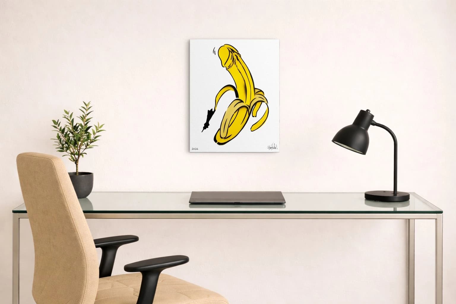 Gelbe geschälte Banane mit schwarzer Kontur auf weißem Hintergrund, als Kunstwerk an der Wand eines hellen Raums.